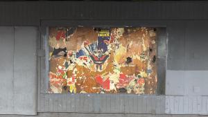 La cara y los pectorales de Mazinger que fantasmalmente han aparecido al retirar capas de papel.