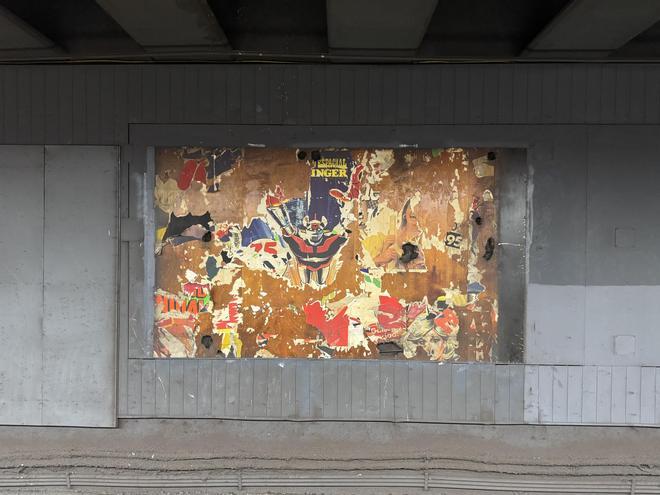 La cara y los pectorales de Mazinger que fantasmalmente han aparecido al retirar capas de papel.