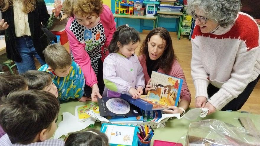 La concelleira de Educación, Tamara Silva, con Ayshell en el CEIP Seixalbo.   | // F. CASANOVA