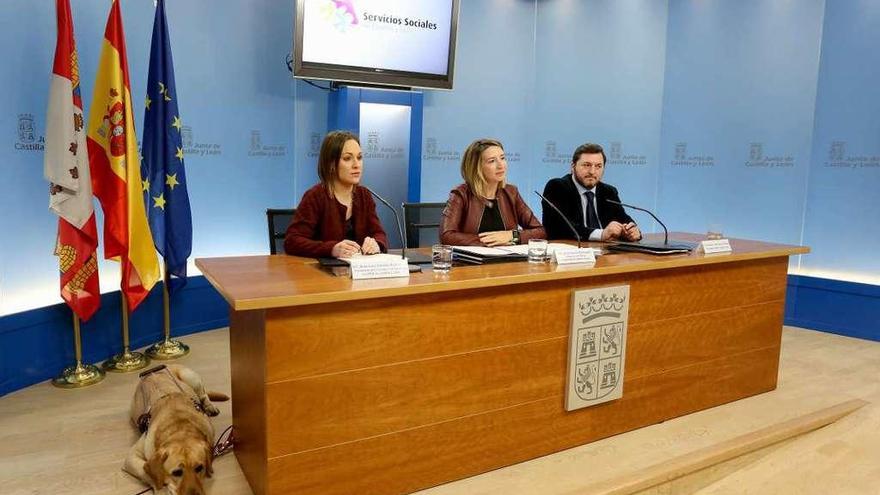 Alicia García, en el centro, en rueda de prensa, tras la firma del acuerdo con la ONCE y Cermi.