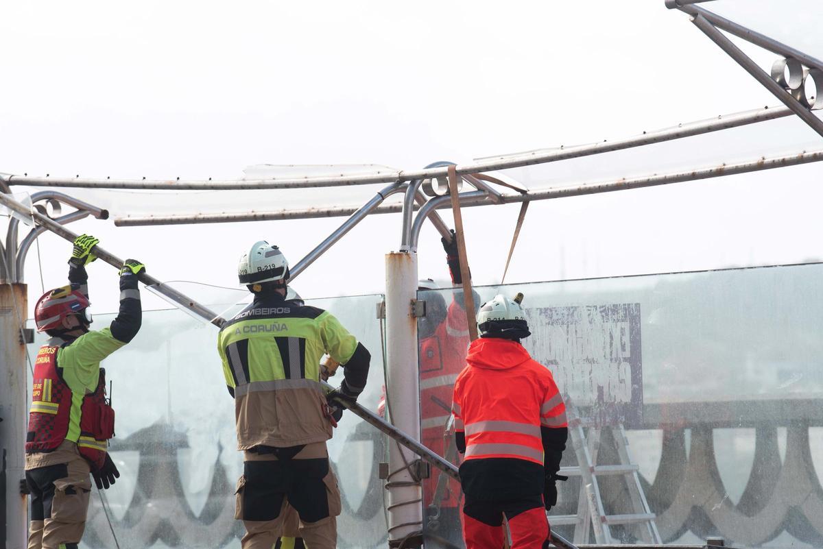 El viento levanta una marquesina de bus en el paseo, frente al Aquarium