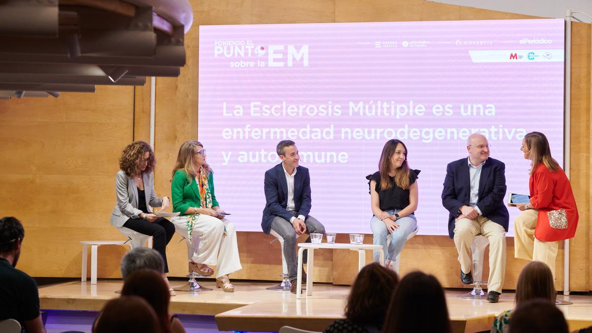 Mª Ángeles Gómez Mateos, Paloma Casado, Pedro Carrascal, Beatriz del Río, Miguel Ángel Llaneza i Fátima Iglesias, durant el col·loqui sobre l’esclerosi múltiple.