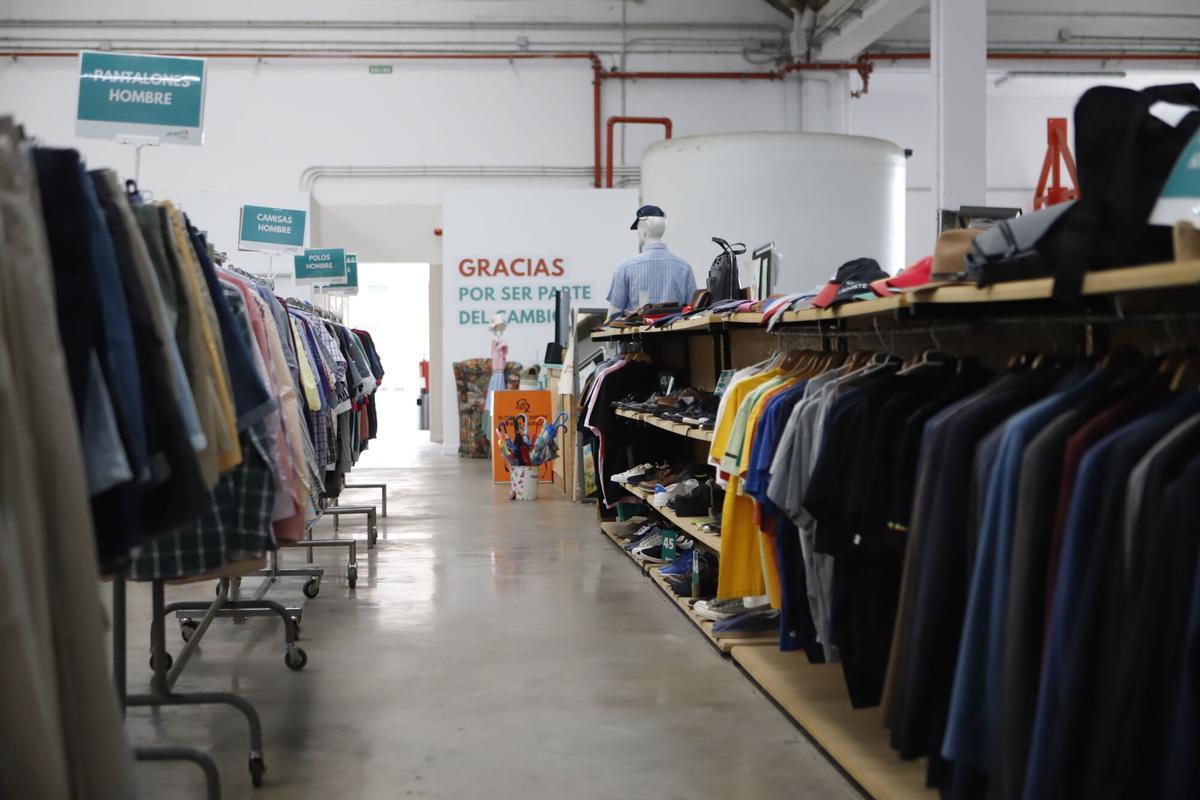 La 'tienda' de Zaragoza con más ropa de segunda mano comienza sus rebajas de verano: descuentos de hasta el 30%: “Nuestra misión es intentar salvar el planeta”