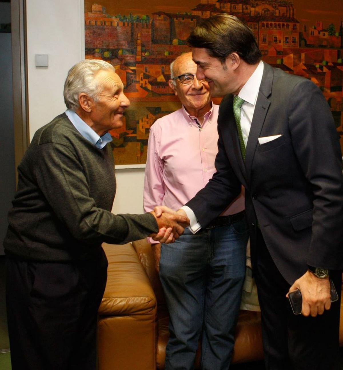Sánchez Piorno, a la izquierda, saluda al consejero Suárez Quiñones. | E. F.