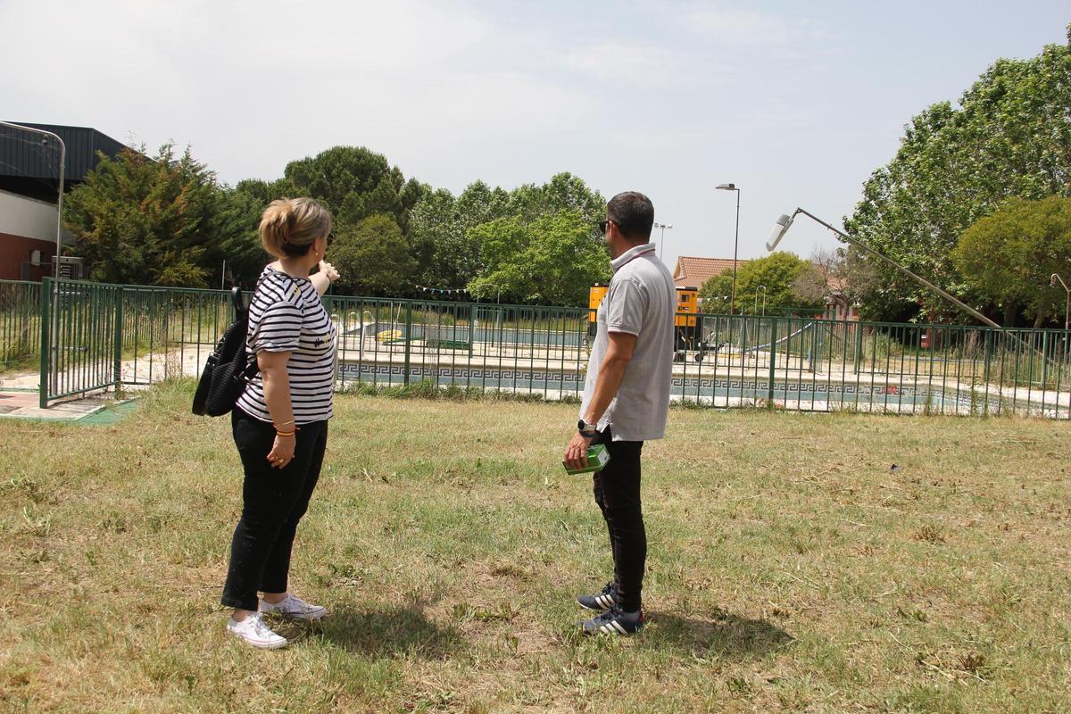 Carmen Lorenzo y Rubén Pedruelo supervisan los primeros trabajos de mantenimiento de la piscina de Morales.