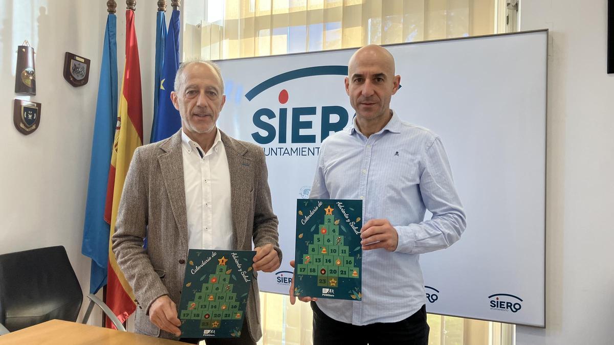 Porla izquierda, Jesús Abad y Virginio Ramírez durante la presentación del calendario de adviento para los usuarios de gerontogmnasia del PDM.