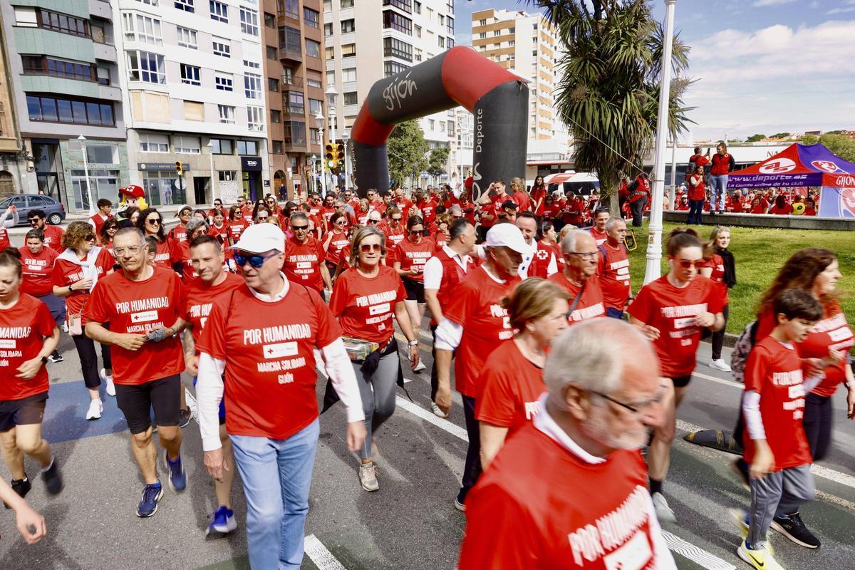 La tercera Marcha Solidaria de la Cruz Roja de Gijón, en imágenes
