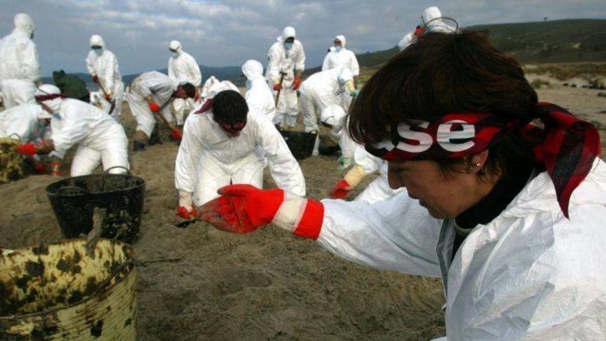 Indignación entre los aragoneses que limpiaron las playas gallegas