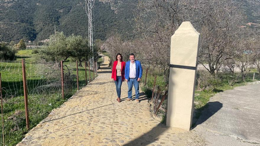 La delegada de Justicia, Administración Local y Función Pública, Teresa Pardo, ha visitado con el alcalde de Jimera de Líbar, Francisco Javier Lobo, las actuaciones ejecutadas para sustituir la red de saneamiento y la pavimentación de la calle Los Frailes