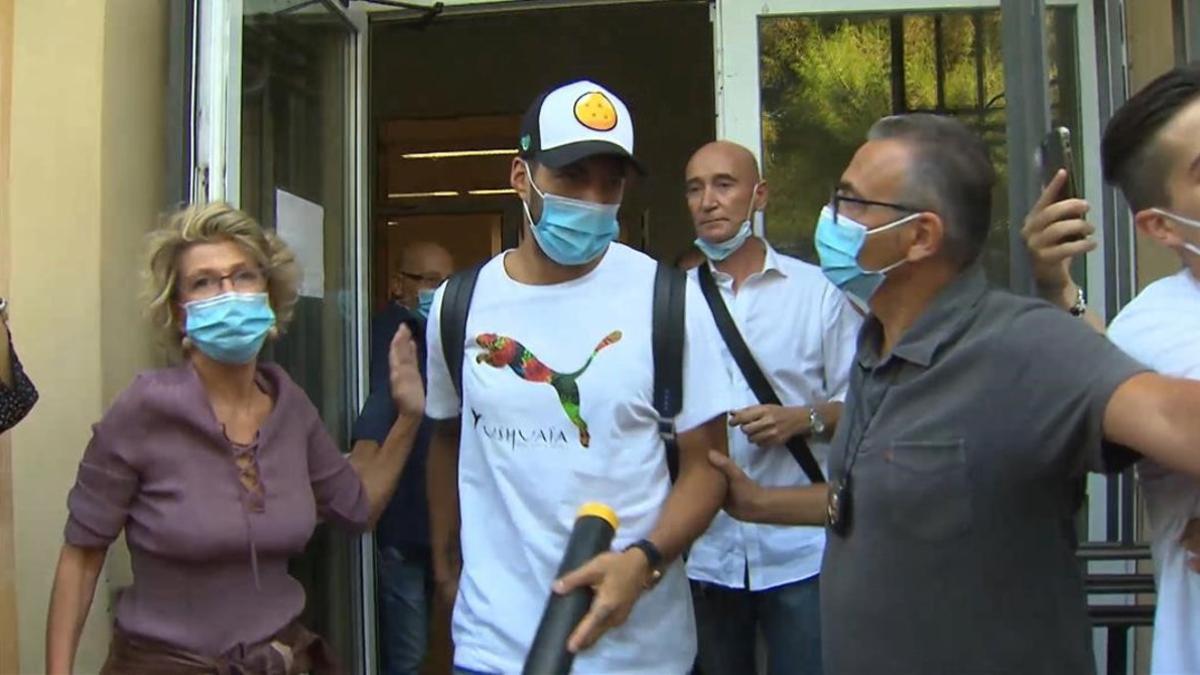 Luis Suárez, saliendo de la Universidad para Extranjeros de Perugia.