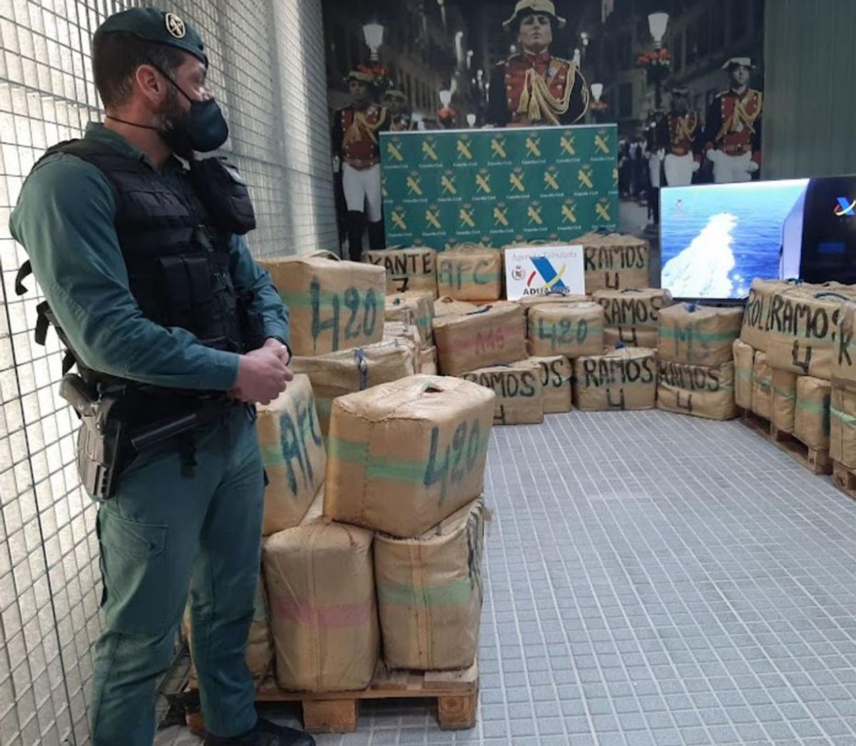 Alijo de hachís intervenido a los narcotraficantes.