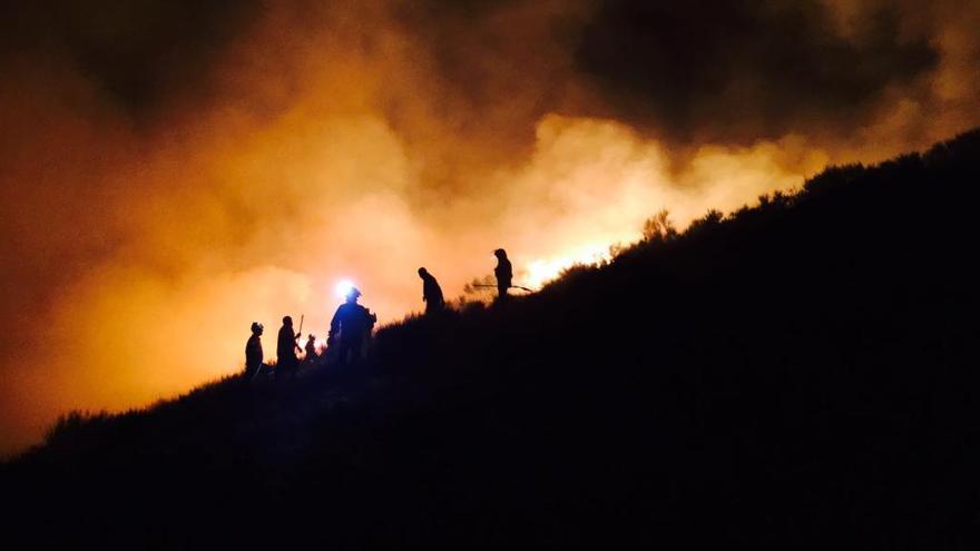 Imagen de archivo de personal de lucha contra el fuego, este verano, en un incendio en montes de Ourense.