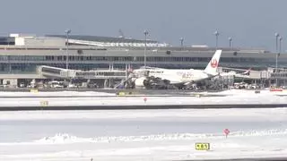 Decenas de vuelos cancelados y miles de pasajeros afectados por las nevadas en Japón