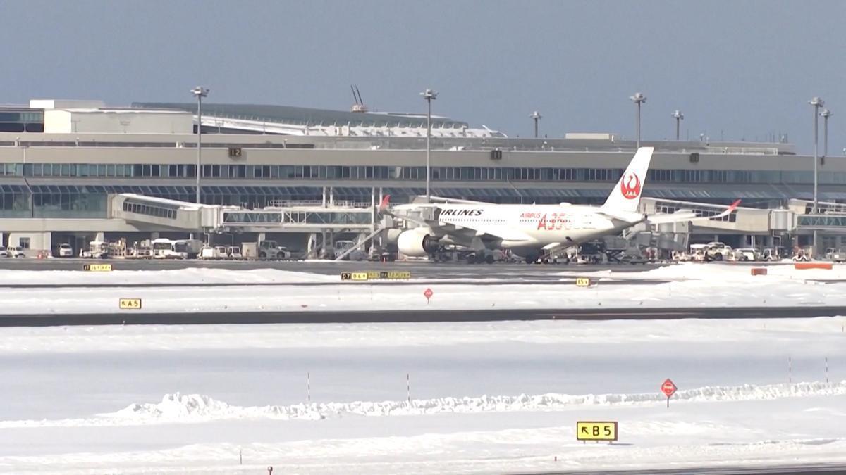 Decenas de vuelos cancelados y miles de pasajeros afectados por las nevadas en Japón