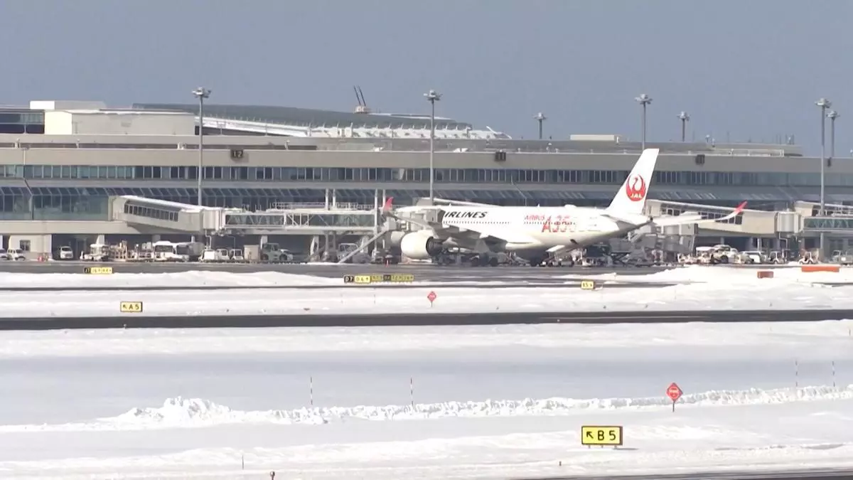 Decenas de vuelos cancelados y miles de pasajeros afectados por las nevadas en Japón