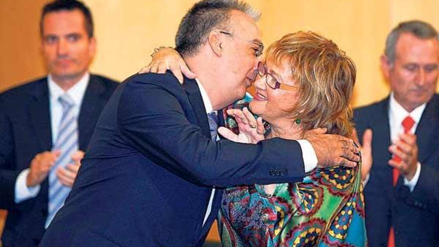 El nuevo alcalde y ex del PSOE, Agustín Navarro, es felicitado por Maite Iraola, madre de Pajín.