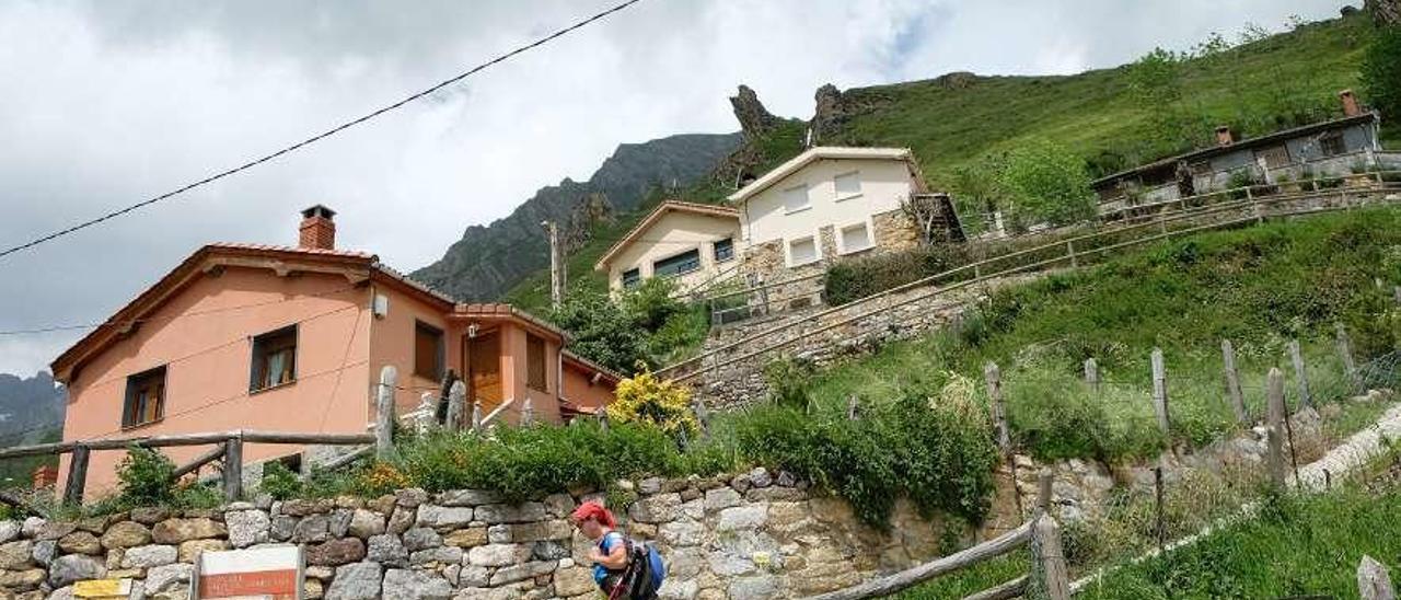 Un senderista camina por Tuiza de Arriba, en el parque natural de las Ubiñas.