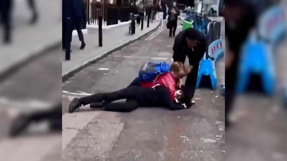 Este robo en las calles de Londres acaba con un placaje y una anciana realizando la llave mataleón
