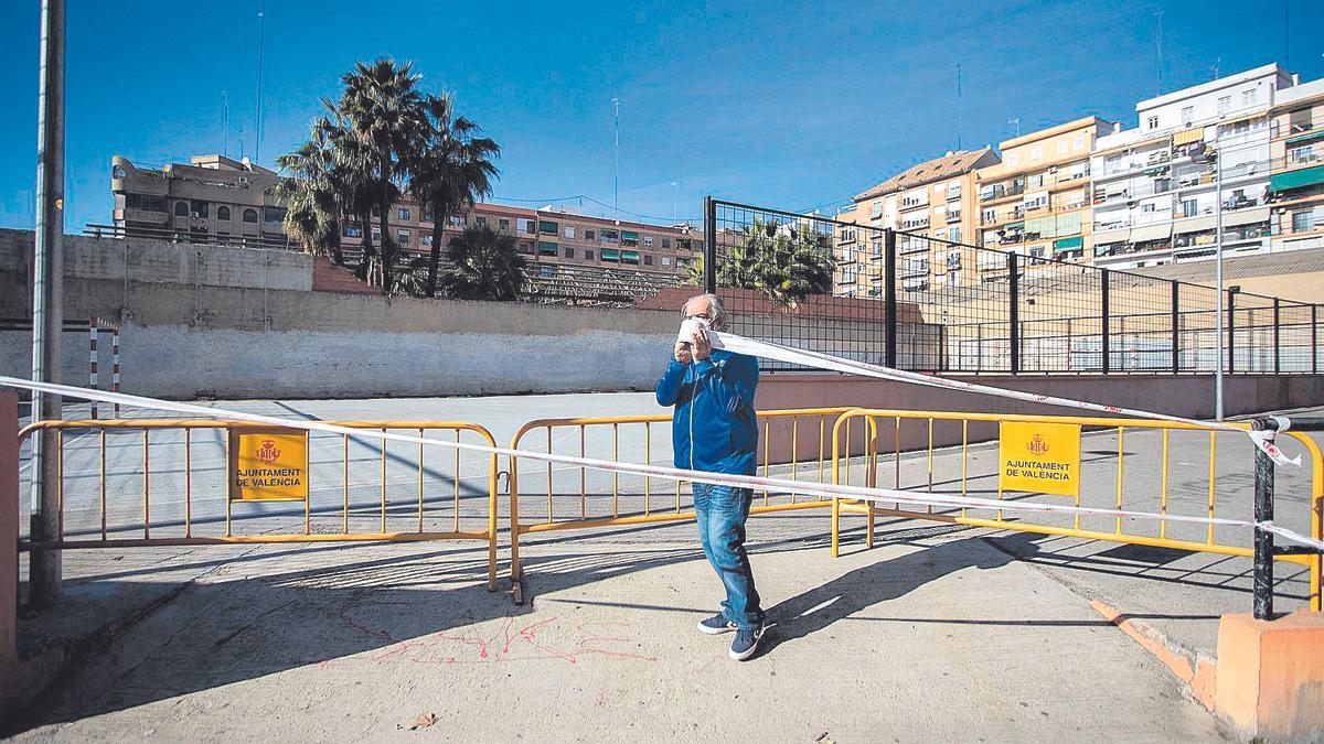 València cierra las instalaciones deportivas de parques y plazas