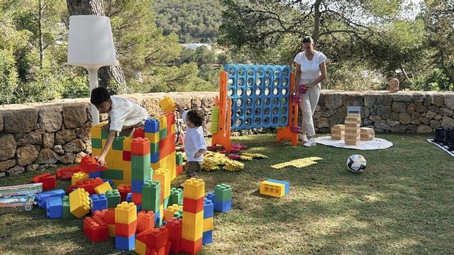 Los niños se lo pasan en grande con las actividades y juegos que dirigen las profesionales. | FOTOS: SUEÑOS DE IBIZA