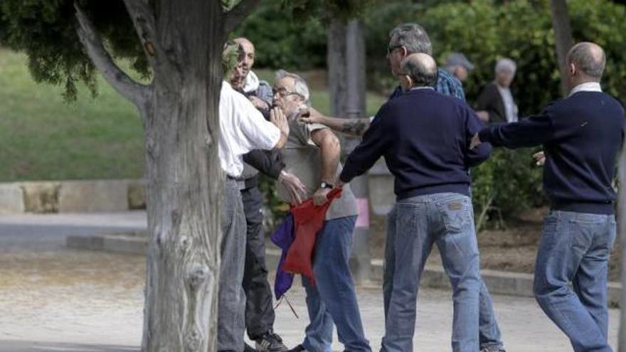 Los lectores piden paz tras los incidentes a los pies del monolito de sa Feixina