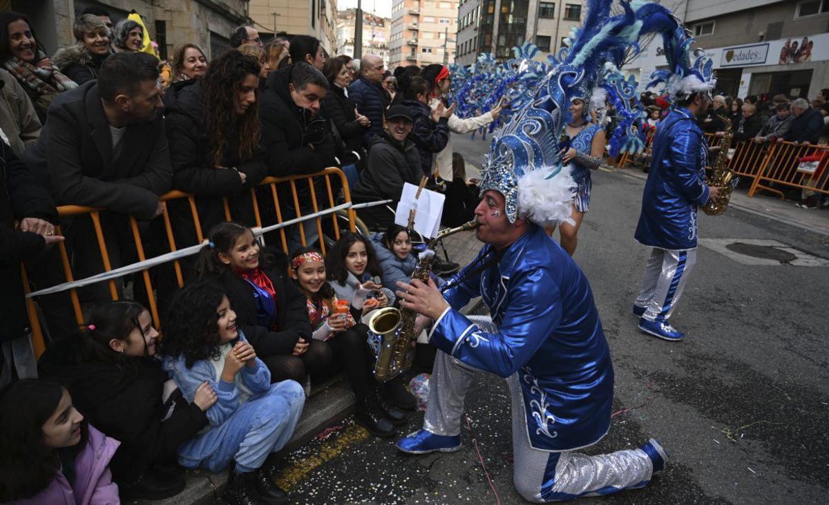 La interacción de los grupos y comparsas con el público fue constante. | RAFA VÁZQUEZ