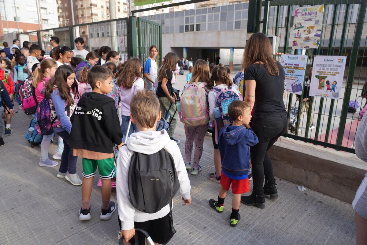 Entrada de un centro escolar de Castellón.