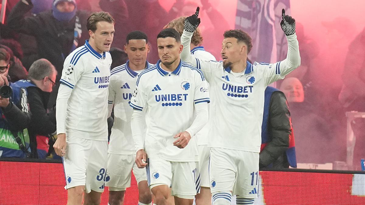 El jugador del Copenhague Jordan Larsson of FC Copenhagen celebra con sus compañeros el gol ante el Nápoles