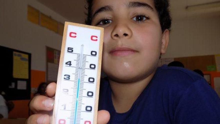 L&#039;Ilias, de l&#039;escola Renaixença, mostra el termòmetre a 32 graus