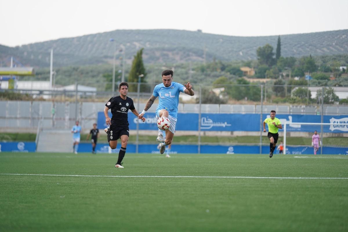 Lance del encuentro entre el Ciudad de Lucena y el Atlético Central.