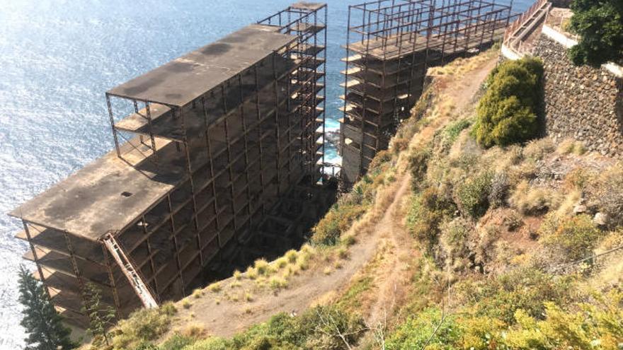 El acceso a la estructura, también conocida como El Esqueleto, en la costa de La Matanza de Acentejo, está cortado por el elevado riesgo de accidentes.