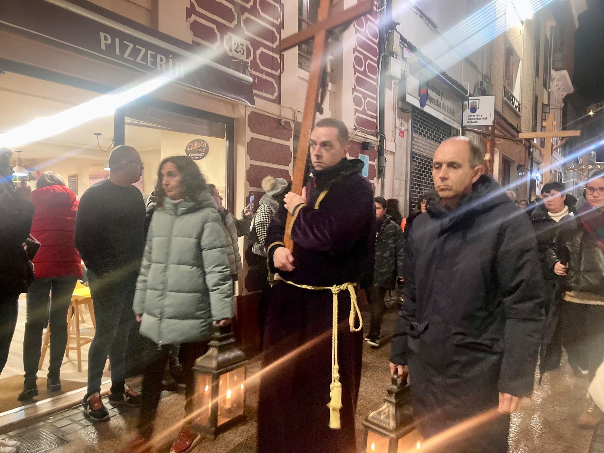 En imágenes: Así fue la esperada salida del Nazareno por las calles de Luarca