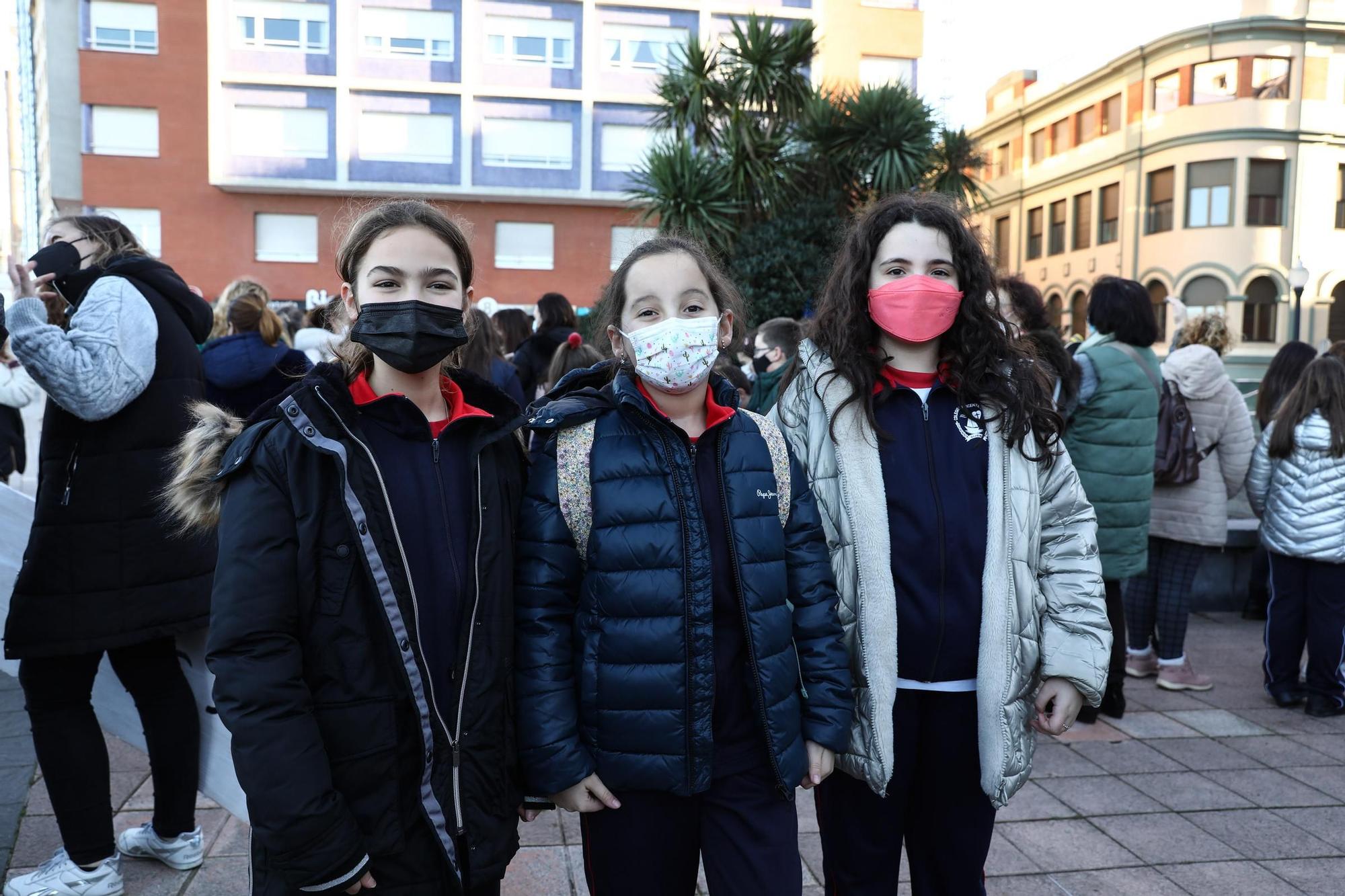 La concentración de profesores, alumnos y familias del San Vicente, en imágenes