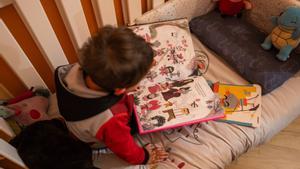 BARCELONA 09/01/2025  Barcelona.  Niña de 3 años leyendo en su casa libros infantiles. Tema, sobre cuándo y cómo deberían empezar a leer los niños. Hay mucha presión para que lo hagan en infantil a pesar de que no es un objetivo académico de esa etapa.      FOTO de ZOWY VOETEN