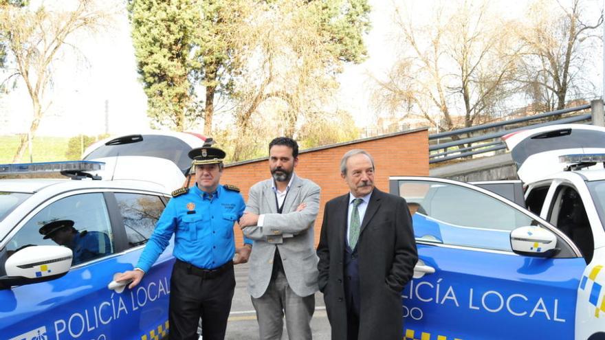 El comisario principal, José Manuel López, Ricardo Fernández y Wenceslao López, esta mañana, en el cuartel del Rubín.