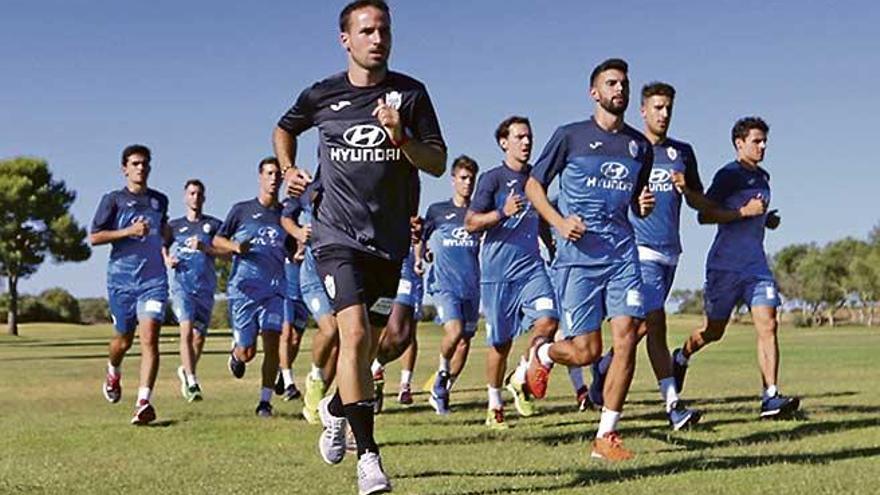 La plantilla del Atlético Baleares se ejercita ayer en el Golf Marioris de Llucmajor.