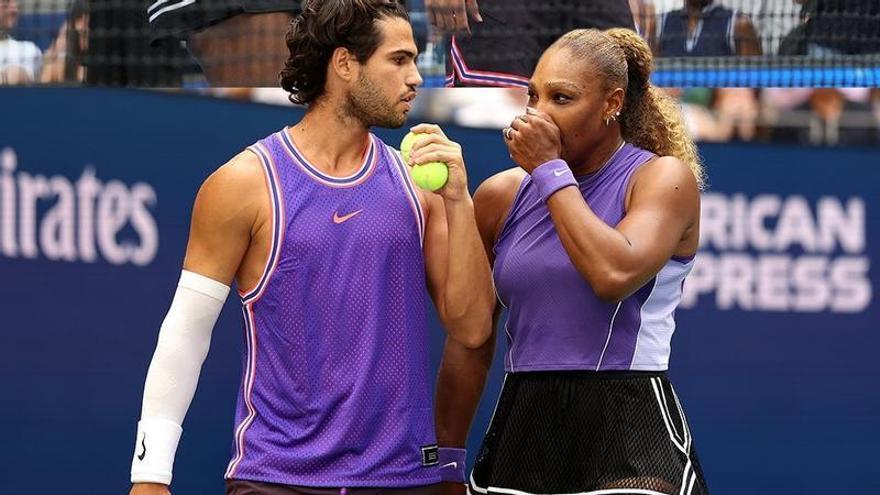 Carlos Alcaraz vence y se divierte con Serena Williams en su regreso tras cuatro meses de baja