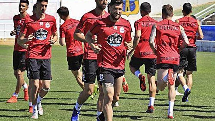 Borja Valle, en el centro, durante el entrenamiento de ayer en Benidorm.