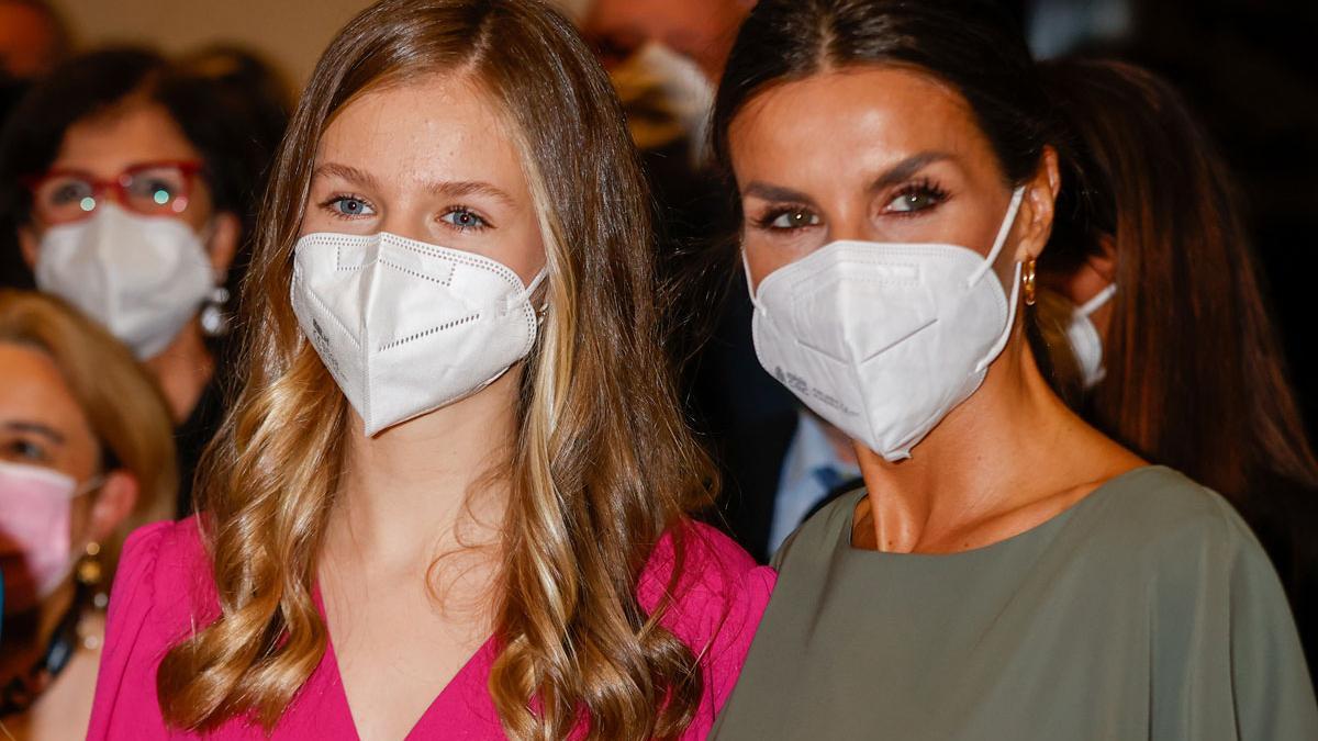 La princesa Leonor y la reina Letizia durante el concierto previo a los Premios Princesa de Asturias 2021