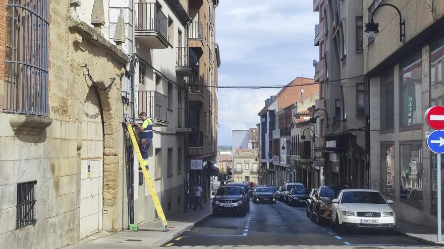 Dos operadores de telefonía tendrán que retirar el cable de dos calles de Benavente