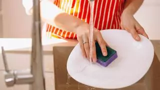 Aquests són els errors més comuns que cometem quan rentem els plats (a mà i al rentaplats)