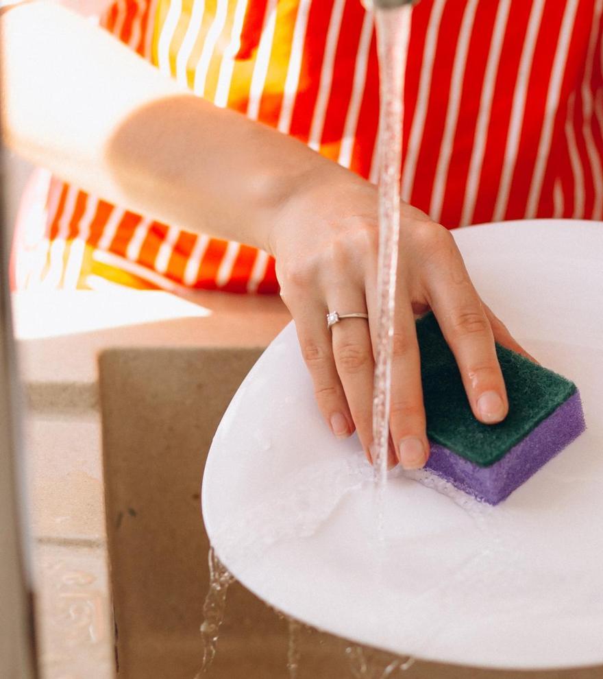 Aquests són els errors més comuns que cometem quan rentem els plats (a mà i al rentaplats)