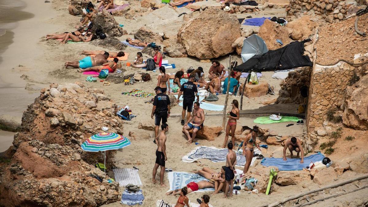 Turistas en Cala Salada.