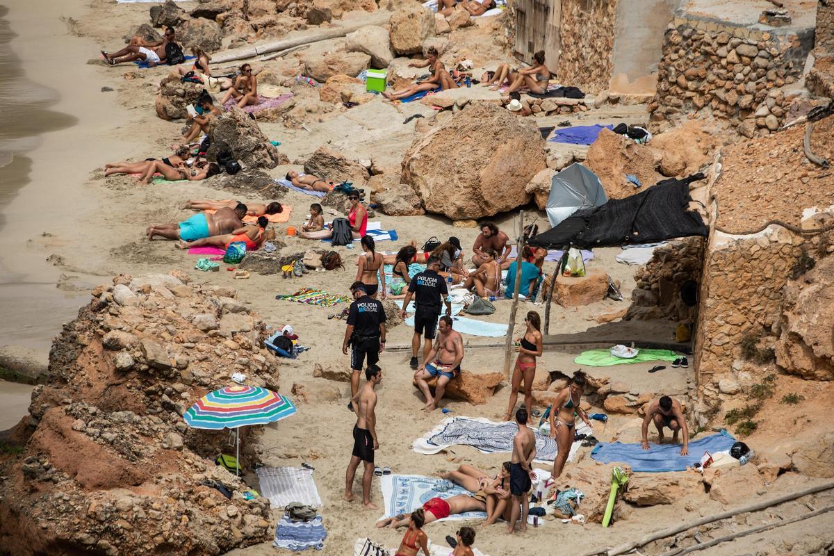 Turistas en Cala Salada, en una imagen de archivo.