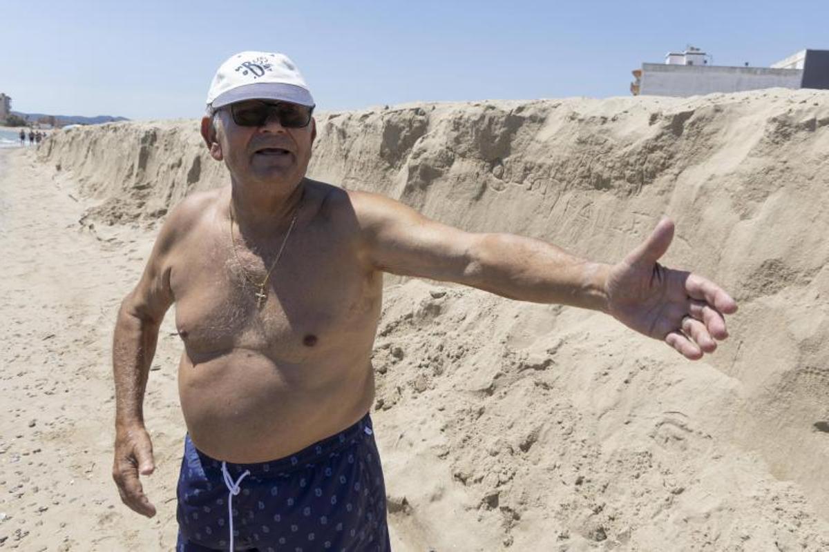 José Taramit, este lunes, ante el desnivel que se ha creado en la playa.