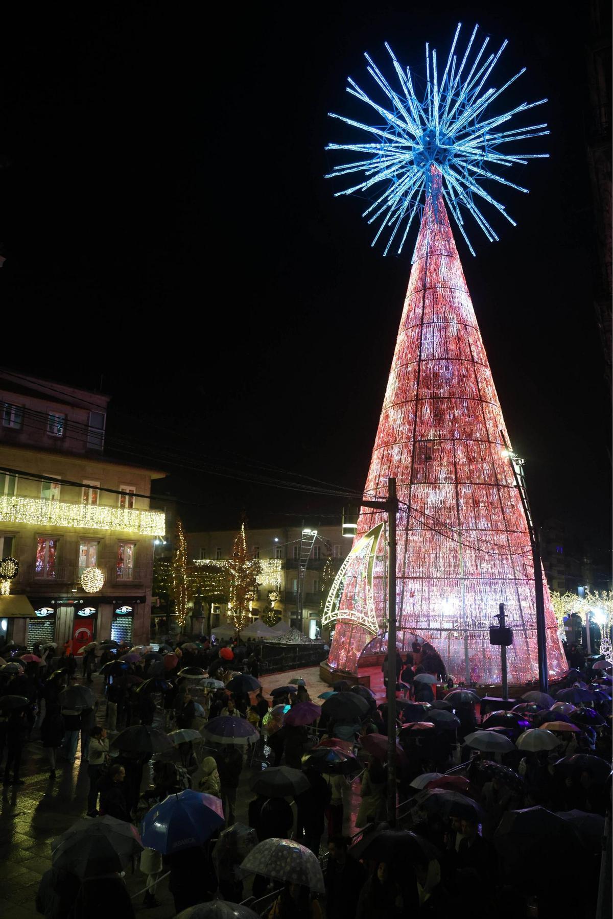 Vigo enciende la Navidad más grande de su historia ante miles de personas