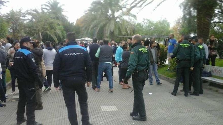 La Policía en su intervención en el mercadillo del vierners. // S.A.