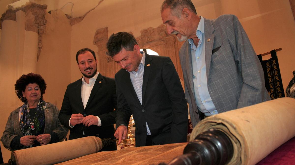 Luis Torres del Alcázar leyendo algunos fragmentos de la Torá en presencia de Soledad del Alcázar, Francisco Morales y Francisco Parra.