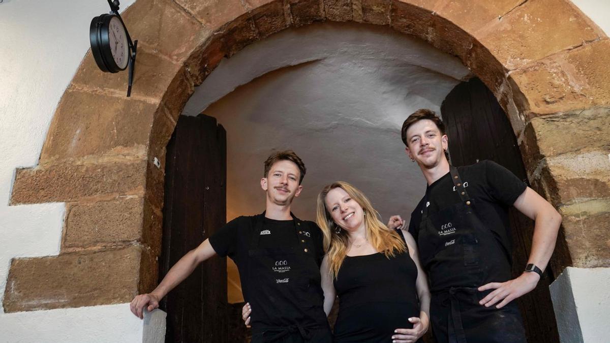 L'Eduard, la Ivet i el Marc, al capdavant del restaurant La Masia de Sallent
