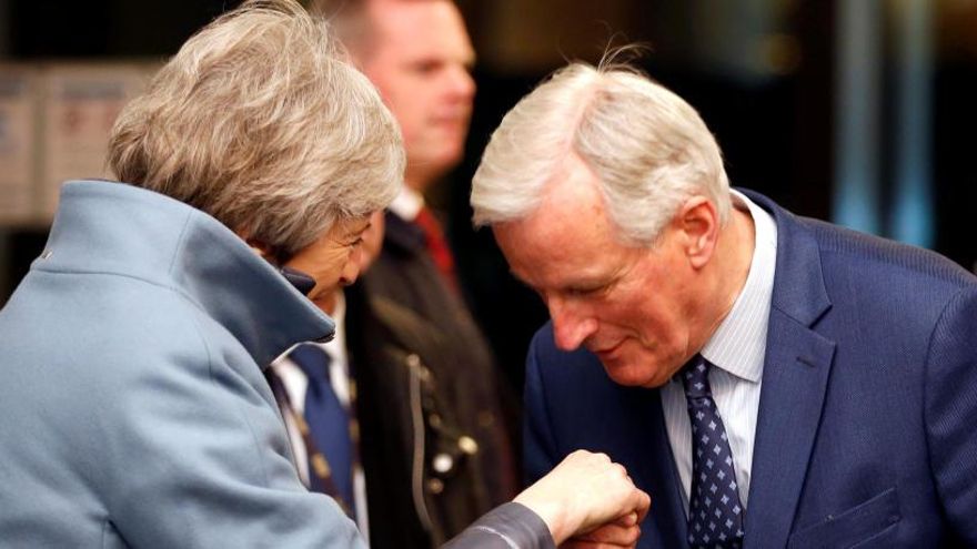 Theresa May y Michel Barnier.